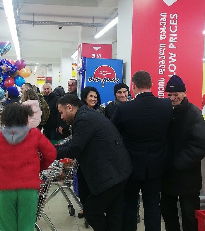 პრეზიდენტი წინასაახალწლო საყიდლებზე ერთ-ერთ სუპერმარკეტში