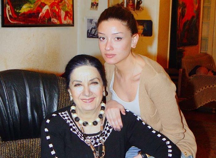 ნინი ბადურაშვილი ბებიასთან, მსახიობ ლალი ბადურაშვილთან ერთად