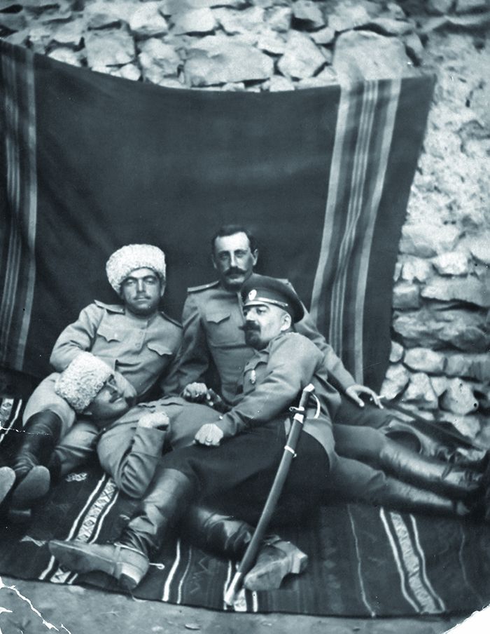 გენო ქარუმიძე მეგობარ სამხედროებთან ერთად (ფოტო გადაღებულია თურქეთში, სამხედრო მისიაში ყოფნის დროს, 1916 წელს) 