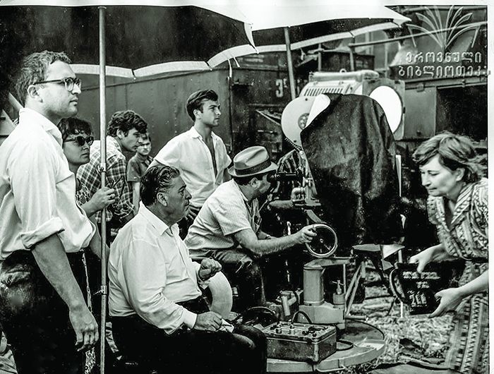 სიკო დოლიძე ფილმის გადაღებისას, ზის კინოოპერატორის უკან.1967 წ.