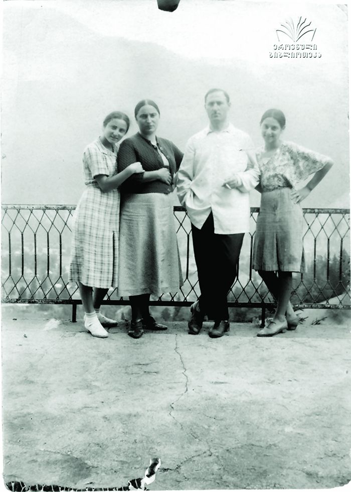 მარცხნიდან: ლიანა კვაჭაძე, ტერეზა ქანთარია, ივანე და მადონა კვაჭაძეები (1939 წ.)