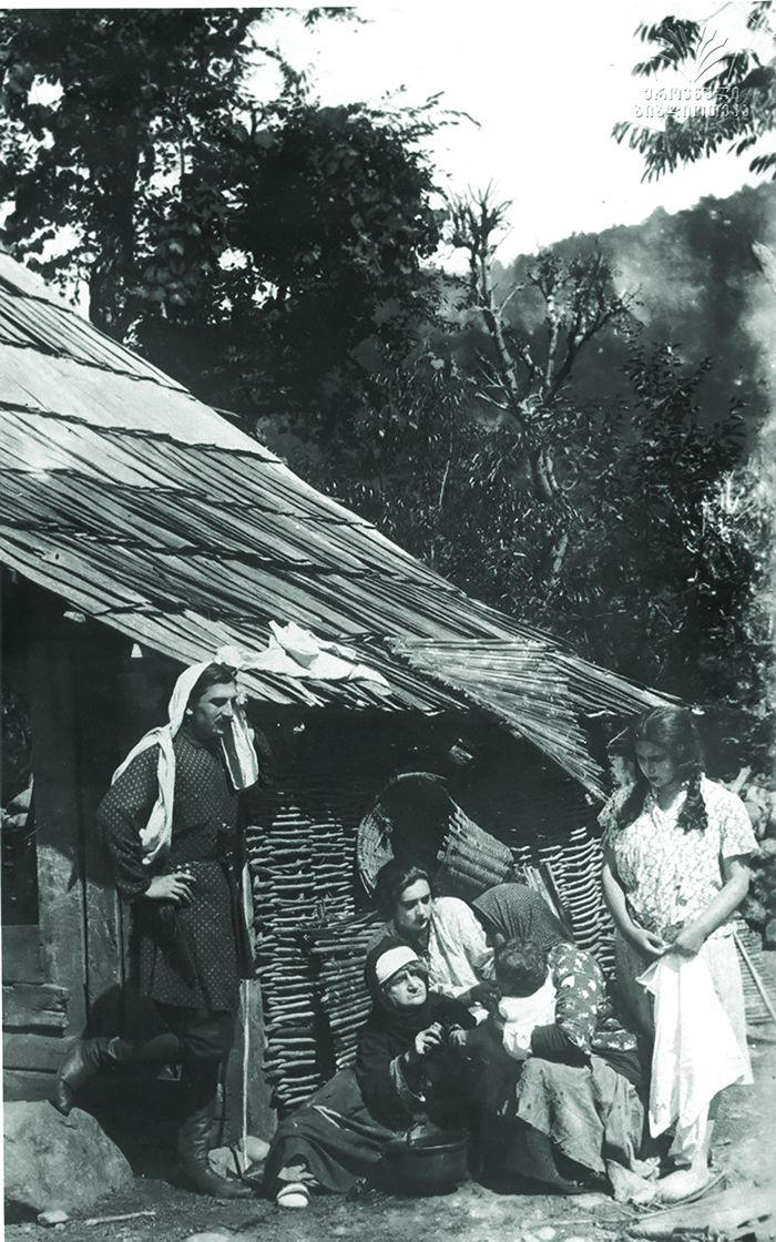 კადრი ფილმიდან "ვინ არის დამნაშავე?". დიმიტრი ყიფიანი, ელისაბედ ჩერქეზიშვილი, ნატო ვაჩნაძე