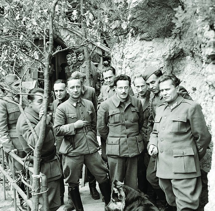 იოსიპ ბროზ ტიტო (მარჯვნივ) მინისტრთა კაბინეტისა და გენშტაბის წარმომადგენლებთან ერთად (1944 წლის 14 მაისი)