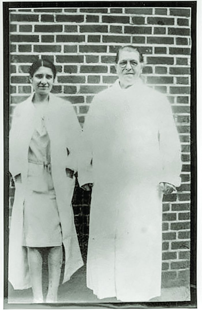  მერი მალონი (მარჯვნივ) მეცნიერ ემა შერმანთან ერთად ნორთ-ბრაზერის კუნძულზე (1932 წ.)