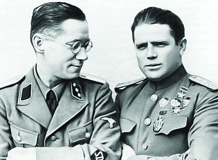 გერმანელი შტურმბანფიურერი და ტავრინ-შილო (მარჯვნივ) საბჭოთა ოფიცრის ფორმაში