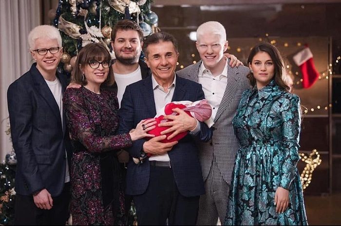 ეკატერინე ხვედელიძე და ბიძინა ივანიშვილი შვილებთან, რძალთან და შვილიშვილთან ერთად