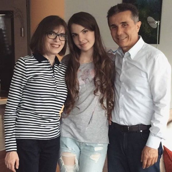 ეკატერინე ხვედელიძე და ბიძინა ივანიშვილი ქალიშვილ, გვანცასთან ერთად