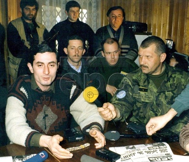 გოჩა ესებუა უცხოელ მძევლებთან ერთად ჯიხაშკარში. 1998 წლის 21 თებერვალი.