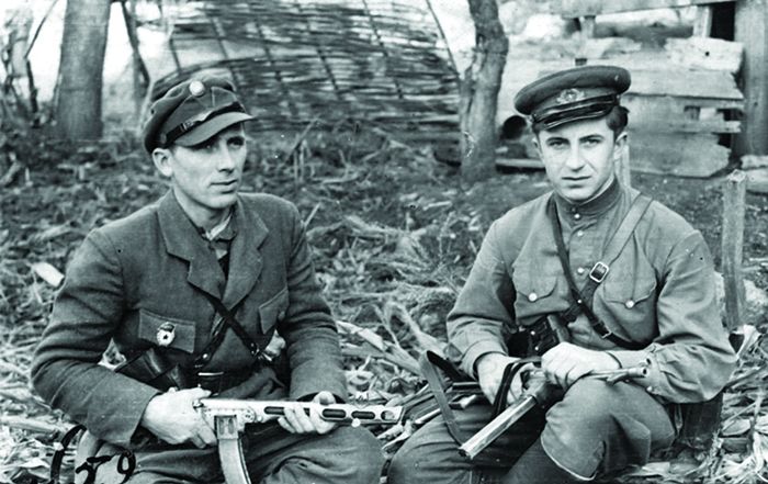 უკრაინის აჯანყებულთა არმიის (უპა) მებრძოლები ბრძოლაში ნაალაფევი საბჭოთა და გერმანული იარაღებით