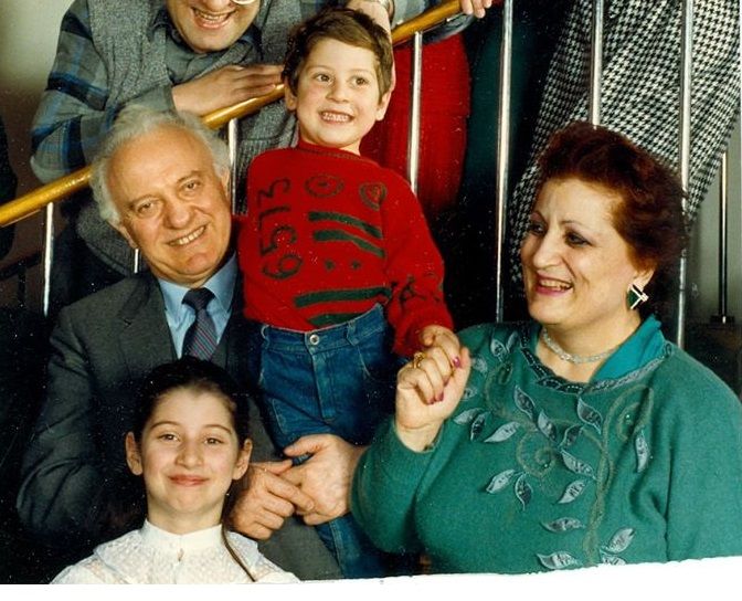 პატარა ლაშა და სოფო შევარდნაძეები ბებიასთან და ბაბუასთან ერთად