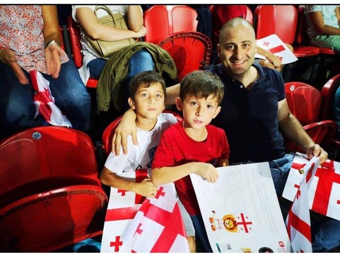 ლაშა შვილებთან ერთად