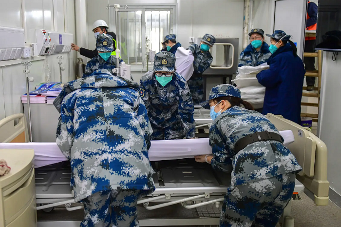 ექიმები ამზადებენ პალატებს ჰუოშენშანის საავადმყოფოში, 3 თებერვალი