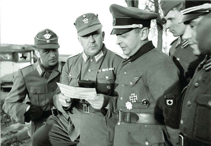 ბრონისლავ კამინსკი (ცენტრში ჯვრით), გერმანელი პოლიციელები და რონა-ს ჯარისკაცები