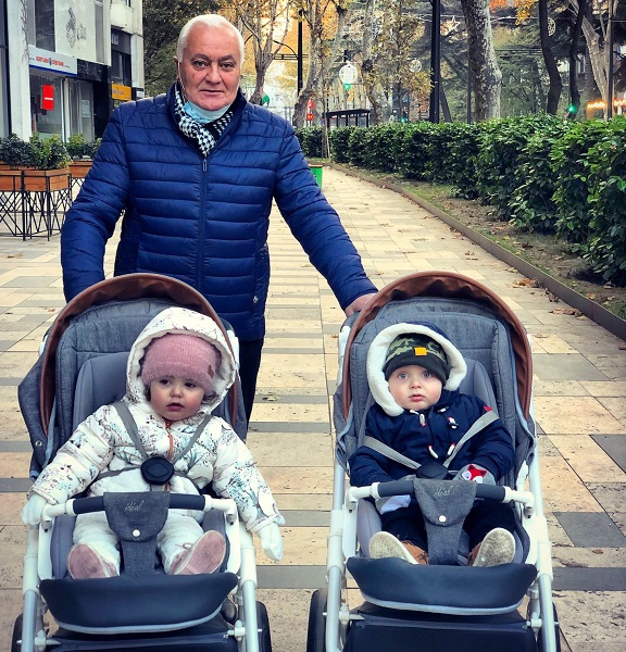 მაია ნიკოლეიშვილის მეუღლე შვილიშვილებთან ერთად