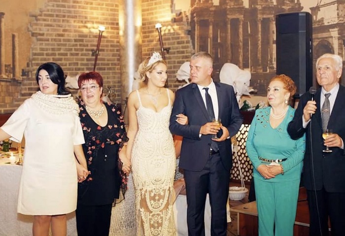 მაია ნიკოლეიშვილი ქალიშვილებთან და მშობლებთან ერთად