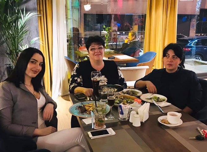 მაია ნიკოლეიშვილი ქალიშვილებთან ერთად