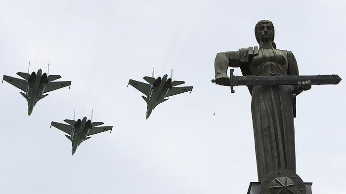 სომხური 'სუები' სომხეთის დედის ქანდაკების ფონზე