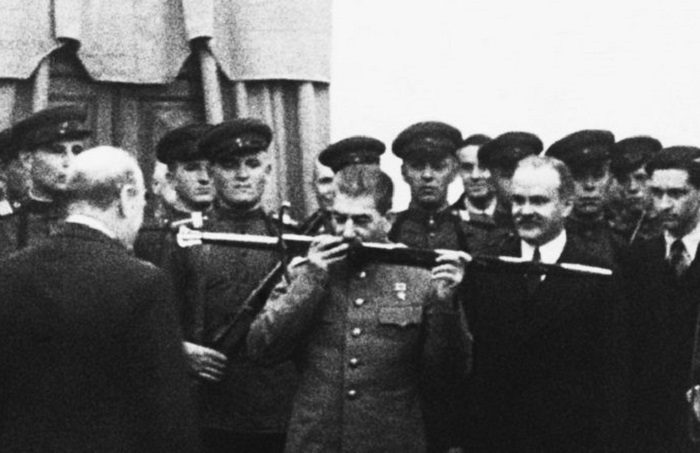 ჩერჩილი ხმალს გადასცემს სტალინს